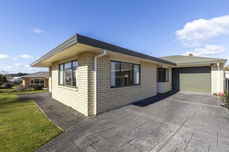 Photo of property in 2/16 Sandel Rise, Merrilands, New Plymouth, 4312