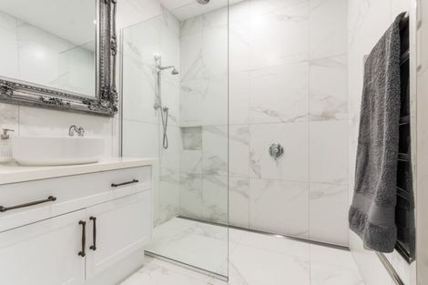 Photo of property in 1 Almond Grove, Greenhithe, Auckland, 0632