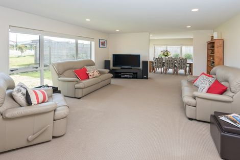 Photo of property in 99 Bayvista Drive, Karaka, Papakura, 2113