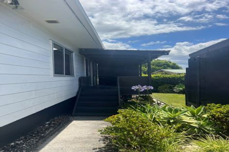 Photo of property in 9 Bishop Street, Green Bay, Auckland, 0604