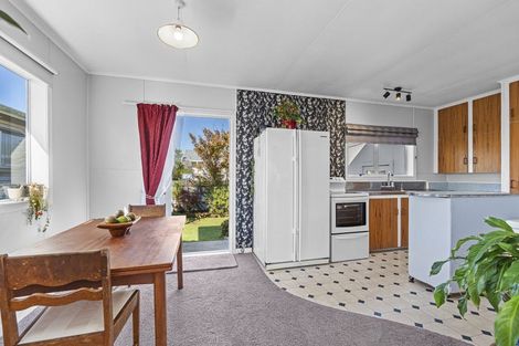 Photo of property in 2 Turakina Street, Merrilands, New Plymouth, 4312