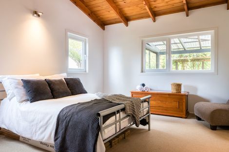 Photo of property in 24 Deirdre Place, Titirangi, Auckland, 0604