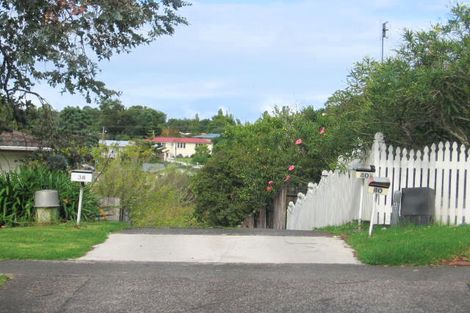 Photo of property in 40 Roick Parade, Glen Eden, Auckland, 0602