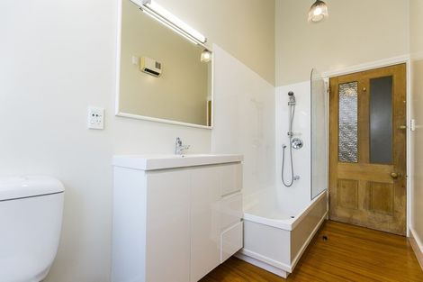 Photo of property in 32 Rolleston Street, Mount Cook, Wellington, 6021