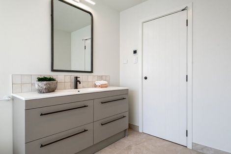 Photo of property in 1 William Bond Street, Stanley Point, Auckland, 0624