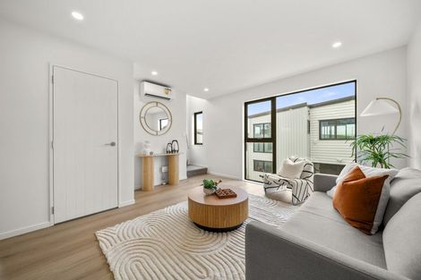 Photo of property in 3/1088 Beach Road, Torbay, Auckland, 0630