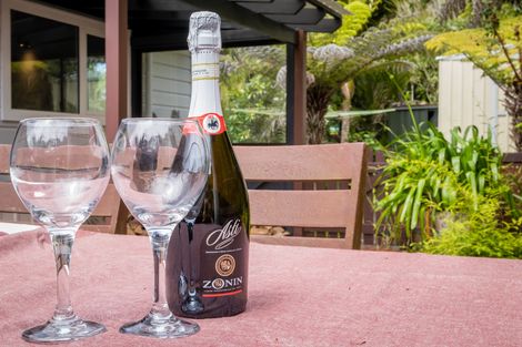 Photo of property in 24 Deirdre Place, Titirangi, Auckland, 0604