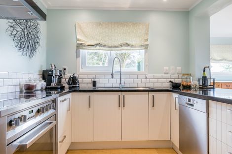 Photo of property in 24 Deirdre Place, Titirangi, Auckland, 0604