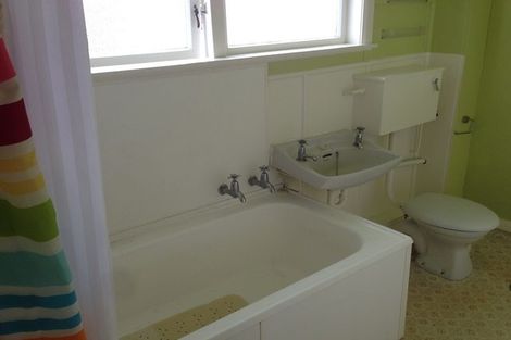 Photo of property in 28 Farnham Avenue, Highbury, Palmerston North, 4412