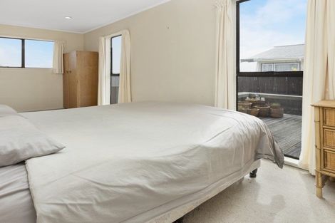 Photo of property in 136 Gloaming Hill, Titahi Bay, Porirua, 5022