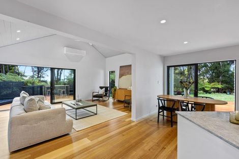 Photo of property in 25 Longfellow Parade, Glen Eden, Auckland, 0604