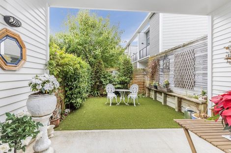 Photo of property in 2/24 Tamar Street, Island Bay, Wellington, 6023