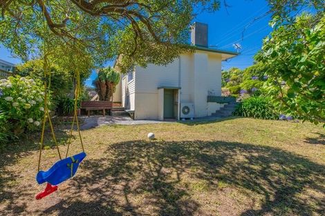 Photo of property in 21 Glanmire Road, Newlands, Wellington, 6037