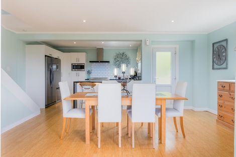 Photo of property in 24 Deirdre Place, Titirangi, Auckland, 0604