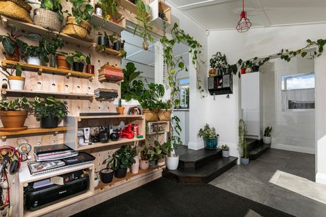 Photo of property in 5 Don Buck Road, Henderson, Auckland, 0614