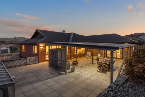 Photo of property in 6 Aotea Drive, Aotea, Porirua, 5024