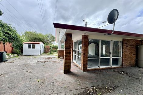 Photo of property in 6 Porter Avenue, Te Atatu South, Auckland, 0610