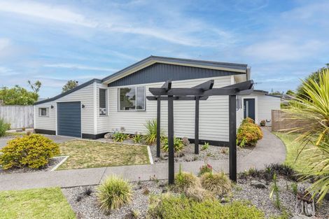 Photo of property in 11 Hadfield Place, Paraparaumu Beach, Paraparaumu, 5032