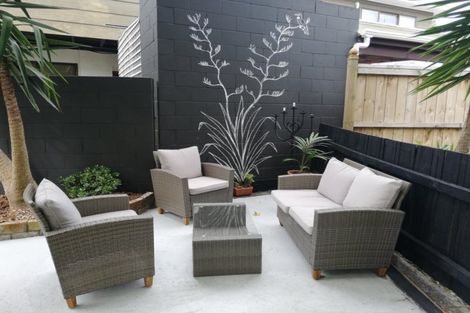 Photo of property in 18 George Herring Place, Glen Eden, Auckland, 0602