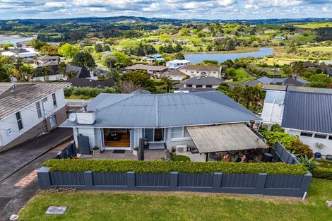 Photo of property in 137 Sandspit Road, Shelly Park, Auckland, 2014