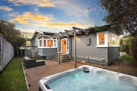 Photo of property in 48 Sunnynook Road, Sunnynook, Auckland, 0620