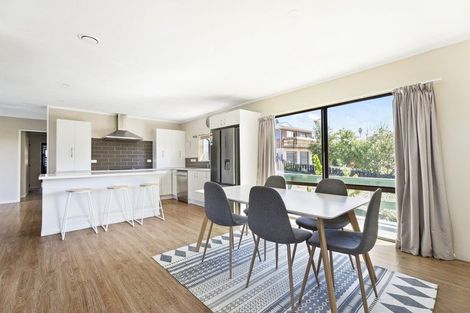 Photo of property in 21 Red Beach Road, Red Beach, 0932