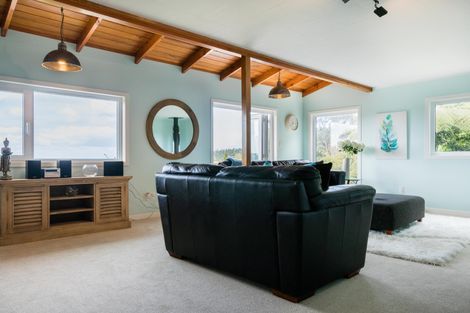 Photo of property in 24 Deirdre Place, Titirangi, Auckland, 0604