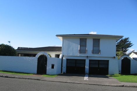 Photo of property in 102 Churton Drive, Churton Park, Wellington, 6037
