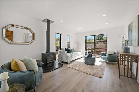 Photo of property in 4 De Quincey Terrace, Highland Park, Auckland, 2010