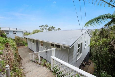 Photo of property in 135 Ruskin Road, Newlands, Wellington, 6037