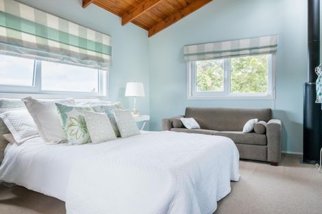 Photo of property in 24 Deirdre Place, Titirangi, Auckland, 0604