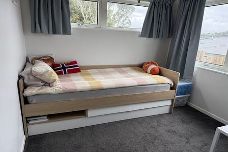 Photo of property in 12a Warrington Grove, Newlands, Wellington, 6037