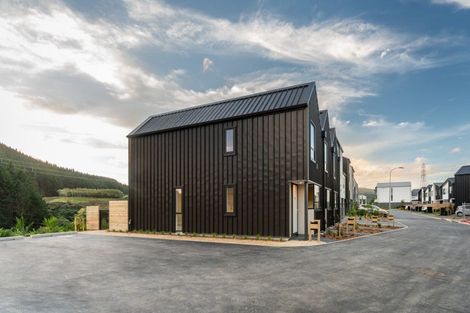 Photo of property in 90 Ara Paiwhenua, Tawa, Wellington, 5028