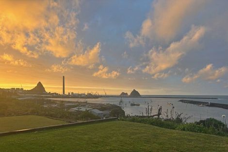 Photo of property in 38 Birdwood Avenue, Moturoa, New Plymouth, 4310