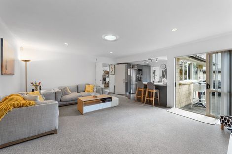 Photo of property in 16 Fernloche Place, Flat Bush, Auckland, 2016