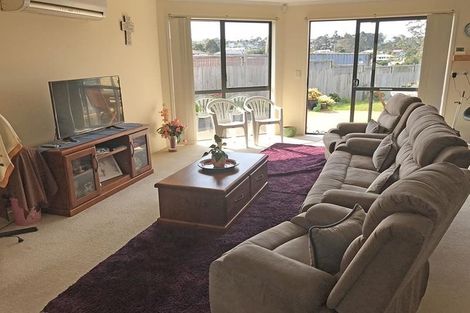 Photo of property in 11 Holsten Place, Massey, Auckland, 0614