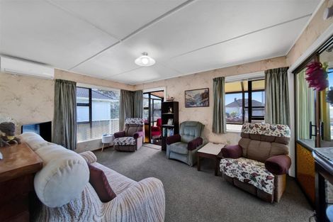 Photo of property in 1 Robbins Crescent, Hawera, 4610