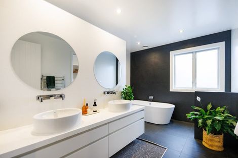 Photo of property in 5 Fairway Grove, Hokowhitu, Palmerston North, 4410