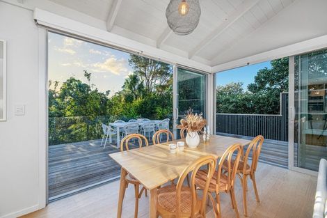Photo of property in 22 Woodfern Crescent, Titirangi, Auckland, 0604