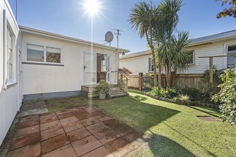 Photo of property in 2 Turakina Street, Merrilands, New Plymouth, 4312