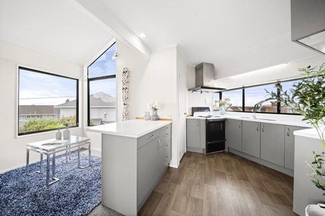 Photo of property in 1/56 Aberdeen Road, Campbells Bay, Auckland, 0620