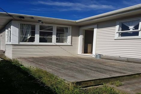 Photo of property in 15 Lyndfield Lane, Newlands, Wellington, 6037