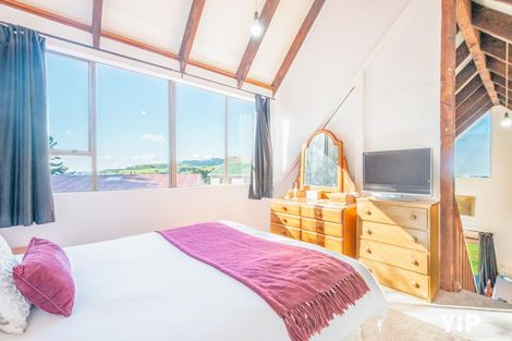 Photo of property in 27a Kingsbridge Place, Newlands, Wellington, 6037