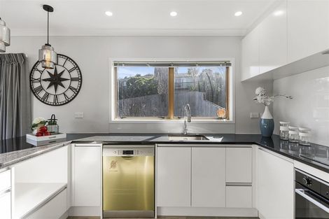 Photo of property in 1/2 Finn Place, Totara Vale, Auckland, 0629