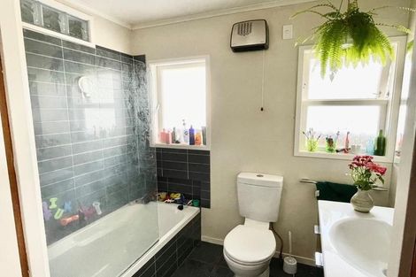 Photo of property in 28 Durham Street, Te Atatu Peninsula, Auckland, 0610