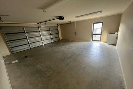 Photo of property in 27 James Nairn Grove, Riverstone Terraces, Upper Hutt, 5018