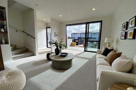 Photo of property in 10 Cessna Crescent, Mangere, Auckland, 2022