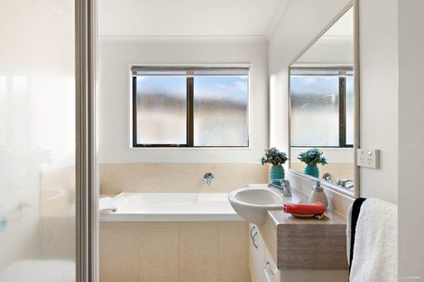 Photo of property in 17 Erne Crescent, East Tamaki, Auckland, 2016