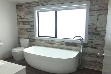 Photo of property in 5 Holiday Road, Stanmore Bay, Whangaparaoa, 0932