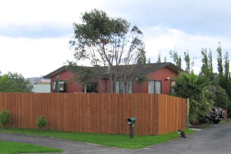 Photo of property in 2/15 Seaglen Place, Botany Downs, Auckland, 2010